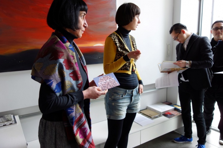 Sariev Contemporary画廊，日常由这对母女打理，宣传产品中还看到中国艺术家作品