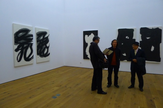 王冬龄（中）与嘉宾在展览现场交谈
