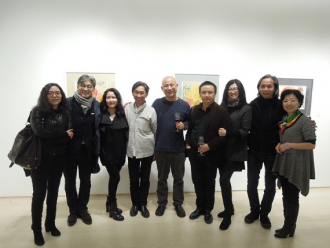 艺术家方力钧与众好友合影，香港M+当代博物馆策划人皮力前来祝贺
