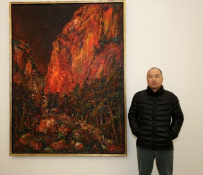 艺术家尹朝阳在其作品前合影
