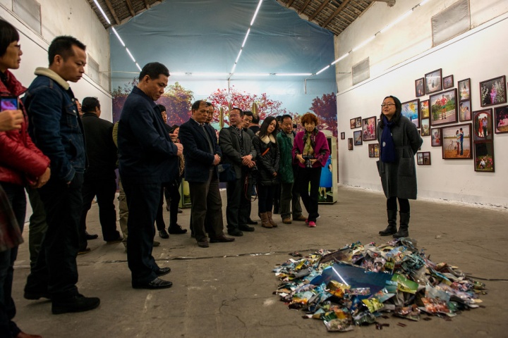 策展总监段煜婷（右一）为连州市民导览 图片来源：连州国际摄影年展
