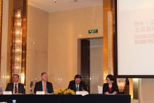 出席嘉宾（依左向右）：Media 10公司活动销售总监Mike Dynan、CEO Lee Newton 、上海艺博会国际展览有限公司总经理顾之骅、发布会主持人
