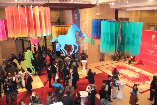小年这天，中国美术馆展厅入口处的精心布置使得现场年味十足，喜庆又温暖。
