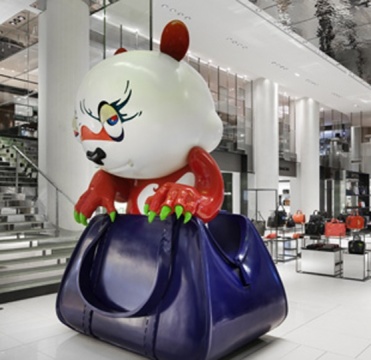 高瑀，《熊猫多拉》，360×250×200cm，树脂，2013       展览“Pop the Bag”现场   图片来源：PRINTEMPS
