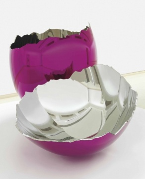杰夫•昆斯，《Cracked Egg》，不锈钢镜面抛光，透明色涂层，165.1×159.1×159.1cm，100×159.1×159.1cm，1996-2004

图片来源：Christie's
