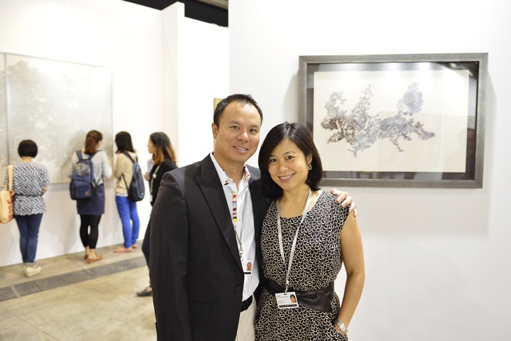 嘉图画廊总监欧阳忠及其妻子在艺博会现场的合影
