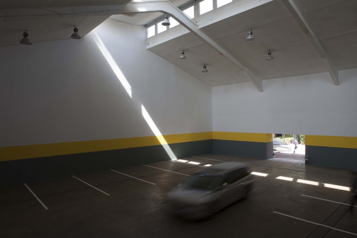 林明弘个展“空位”将画廊空间改造为巨大的停车场
