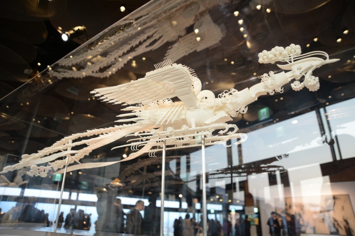Discovery“华人艺术纪”台北新闻发布会现场展出徐冰作品《凤凰》
