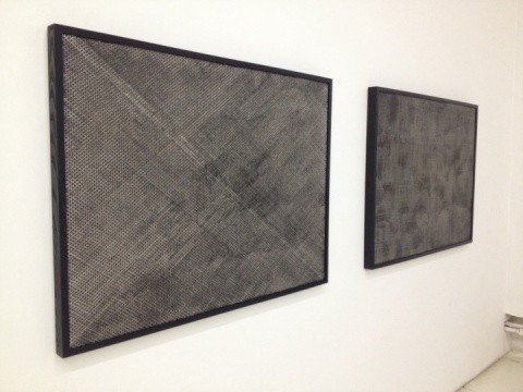 潘小荣近似于装置创作的纸本上色与抠除形成了当前黑白灰三色的交融
