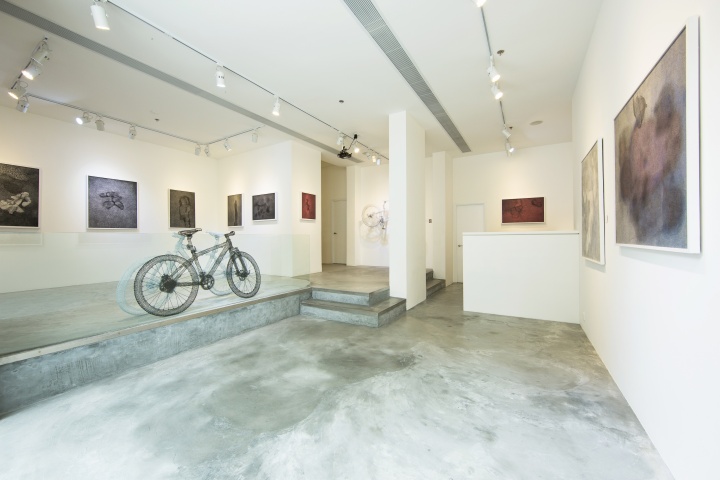 Angela Li画AngelaLi画廊空间内景图，左侧一角为画廊前台。图为艺术家师进滇展览现场。
