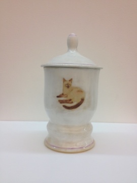 Bunny Rogers创作的《自画像（猫仔骨灰瓮）》
