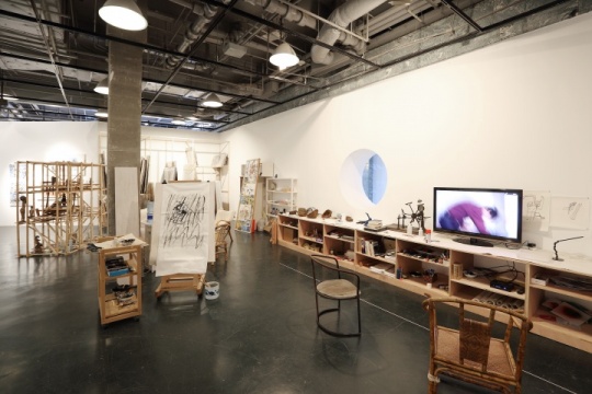 胡项城将自己工作室的一部分搬到了画廊
