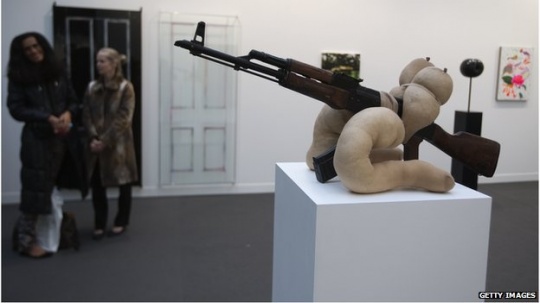 2012年卢卡斯的作品在法国巴黎第三十九届国际当代艺术博览会展出  图片来源：http://www.bbc.com
