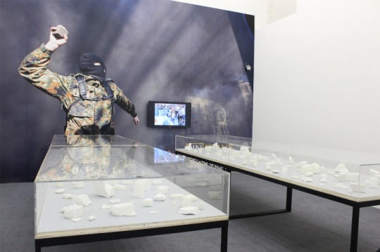 杨铭的《谎言》装置搭配影像，传达某种与政治关联的讯息
