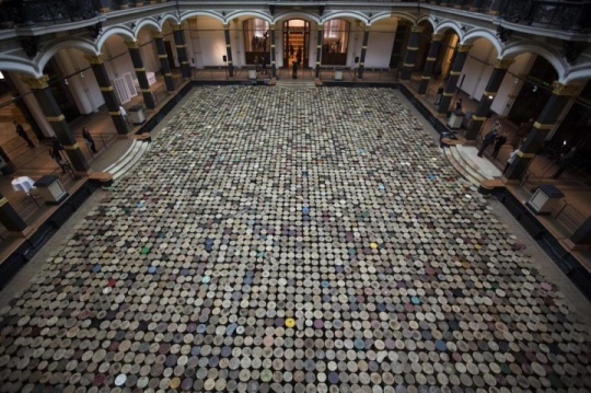 由6千个木凳组装而成的作品《凳子》（Photo：Markus Schreiber）

