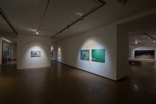 “夜路：陸亮個展“ 空间照一景，诚品画廊，台北，台湾，2014
