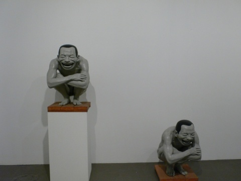 大脸人像的雕塑在展厅中重复出现
 大脸人像的雕塑在展厅中重复出现