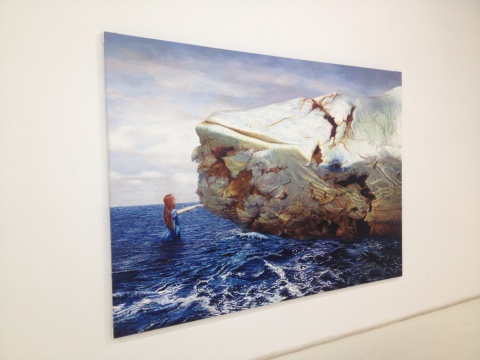 2014年的作品《云途系列之三》和2013年作品《你的样子》使用了艺术家惯常的元素：荒原和鲸鱼