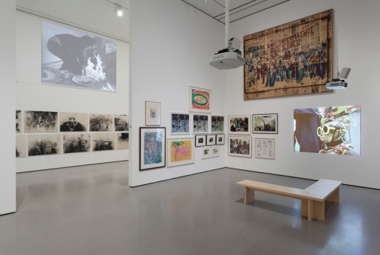 “不在场证明：Sigmar Polke 1963-2010”展览现场  © 2014 The Museum of Modern Art, New York. Photograph: Jonathan Muzikar.
