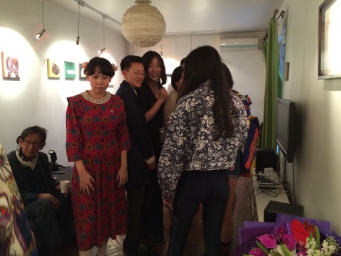 艺术家萧涵秋（左二）和她的小伙伴们
