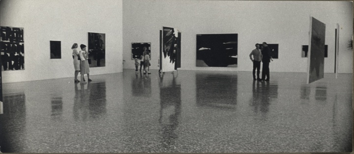 1966年休斯顿美术馆举行的苏拉日回顾展 © Soulages Archives, Paris
