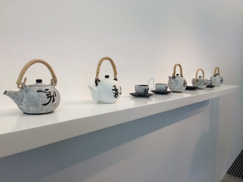 作品《xing qi tian ren men bu gong zuo》的五件瓷质茶壶
