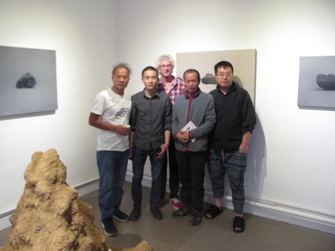 吴小武个展“藏水”开幕现场，左起：王庆松、吴小武、望远镜创始人林杰明、何云昌
