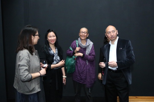 艺术家耿雪（左一）与零艺术中心馆长李莫唯、艺术家陈庆庆、清华美院博士生导师李象群