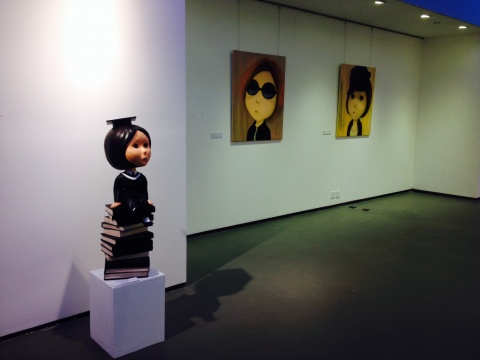 台湾艺术家林家弘带来数件雕塑和油画作品，标志性的女孩形象传递着艺术家年轻的思考和态度。
