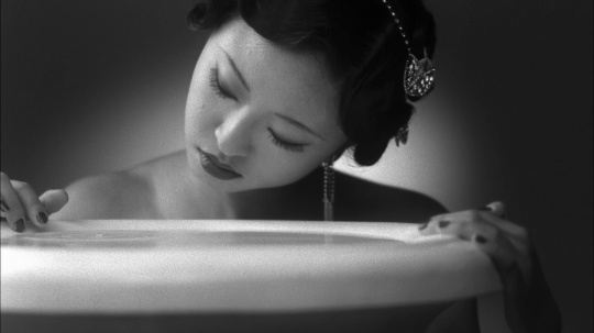 《新女性》带着反思回溯中国老电影 图片来源：香格纳画廊
