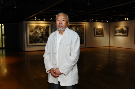 艺术家洪凌在展览现场，他说期待这场展览带给他另一种角度的反馈

