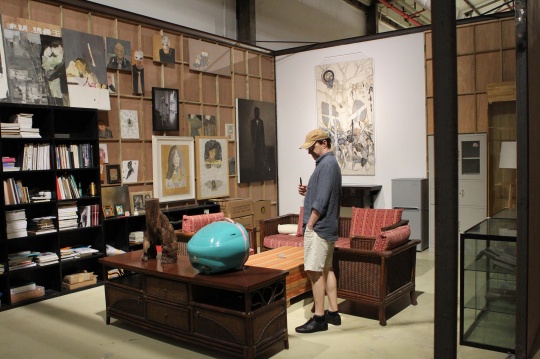 陈彧君陈彧凡2014年作品《滨文路388号》，将作品的完成形态与工作室的复原状态相对应，将艺术家的私人空间与公众呈现并置。
