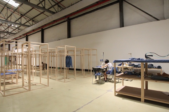 台湾艺术家黄博志展出作品《生产线——中国制造》，邀请工人在现场空衣柜旁不停制造牛仔衬衫，直到将衣柜装满，完成的形态将在接下来的台北双年展上展出。对于劳动密集型的服装加工业的讨论，也与台湾当下的“反服贸”运动存在关联。

