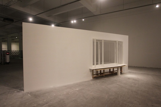 贾淳为本届雕塑双年展创作作品《夹层》，延续了其以建筑语言的构建方式，制造双面窗结构，在可视性的同时内部封闭。艺术家希望通过作品制造对于时间的想象，一种既非内部又非外部的时间，仅存于夹层之内。
