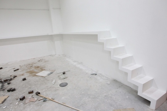 台湾艺术家i赖志盛作品《边境_SZ》，在白色盒子般的空间中建立可行走的窄道，空间内部保持改造时留存的废料
