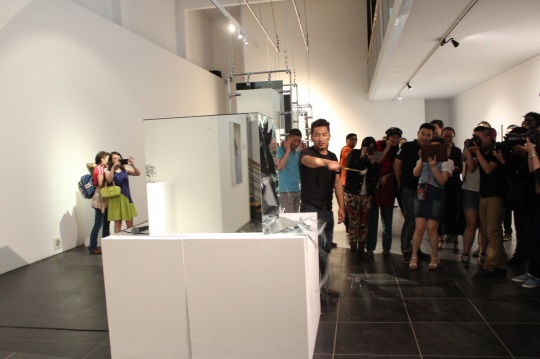 朱泓霖与秦树义合作的作品，此为秦树义击碎玻璃盒子的瞬间
