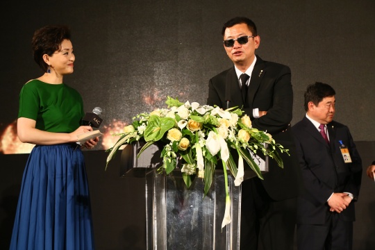 AAC艺术中国颁奖现场主持人杨澜和导演王家卫。杨澜对着王家卫这么说：