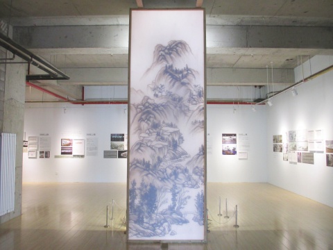 空间一楼，徐冰在这以试验稿的形式再现了他在2011年为大英博物馆制作的《背后的故事》。

