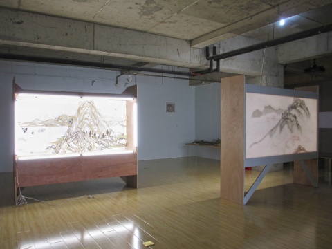二楼互动区域，通过正反对比，展示了材料转化的方式。