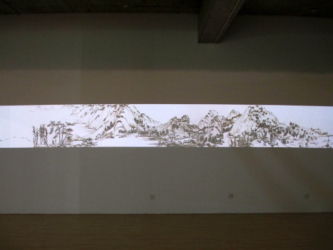 二楼互动区域，延时摄影再现了《背后的故事：富春山居图》的创作过程。
