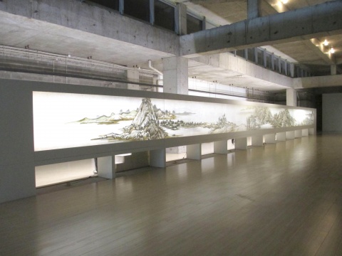 长度接近30米的作品由六个灯箱组成，据说每个重达1吨。