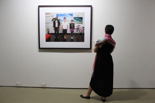 在中国的今日美术馆，一位老外在看老外，我在看她看他们
