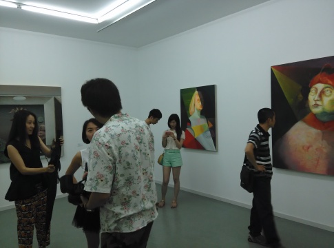 第一个展厅内呈现了向庆华与简策的作品
