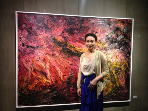 艺术家杨素珊在她的作品前
