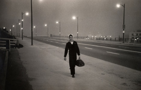 Garry Winogrand, New York (1950).San Francisco Museum of Modern Art, fractional and promised gift of Carla Emil and Rich Silverstein, © the estate of Garry Winogrand, courtesy Fraenkel Gallery, San Francisco.
