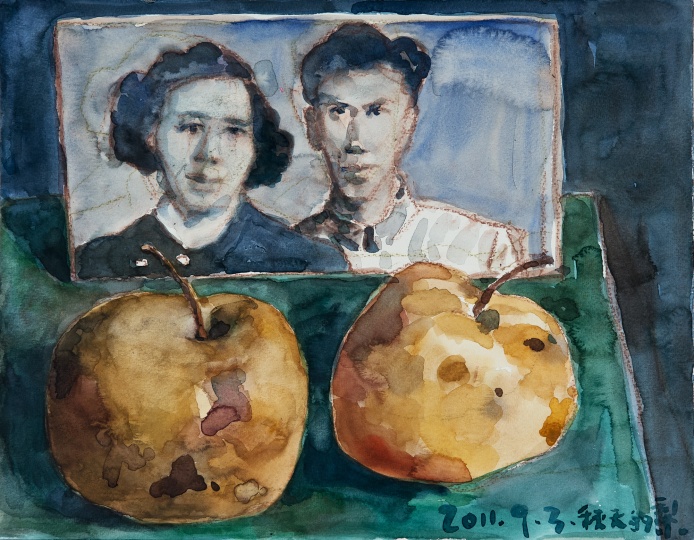 《两个梨和父母的照片》32×41cm 纸本水彩 2011
