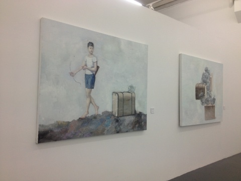 左起为李超油画作品《流浪的猎人》、《礼物》，140cm*180cm

 
