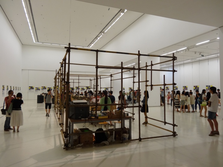 西安美术馆二层主展厅正在进行的展览“模幻现实主义”展出的是西安美院动画系学生的制景作品
