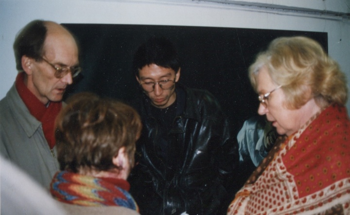 戴汉志在1996年王兴伟个人展览上 图片提供：张离
