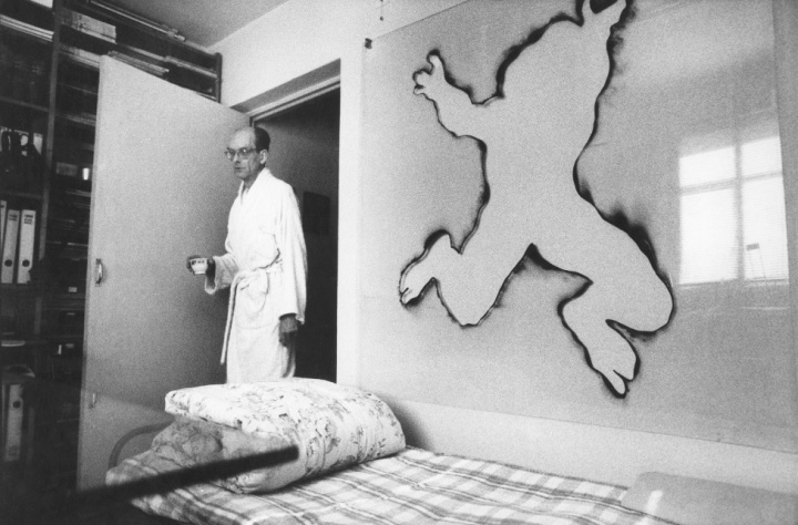  摄影 罗永进 《穿睡袍的汉斯》 黑白照片36.3 x 54.3cm  1995  图片提供：张离
